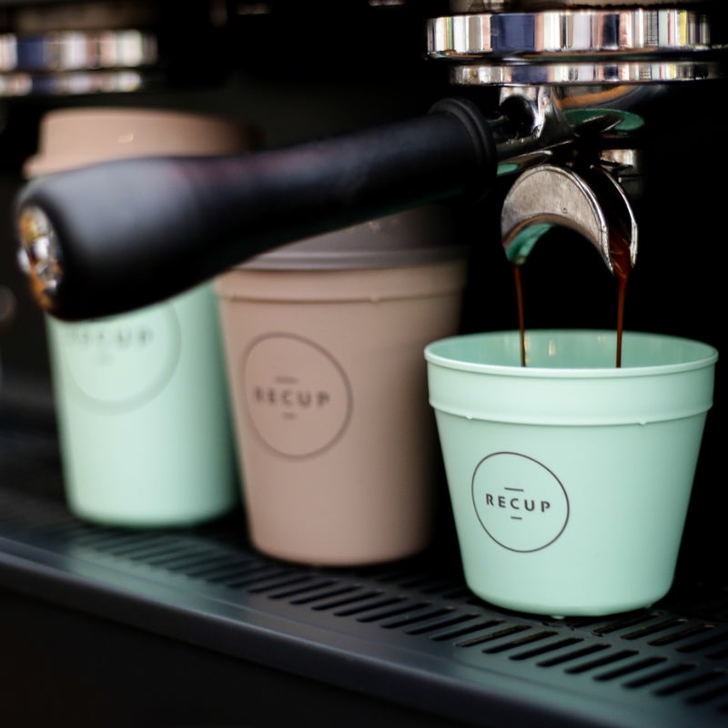 TUTAKA Marktplatz - RECUP TO GO Mehrweg Becher Siebtraeger
