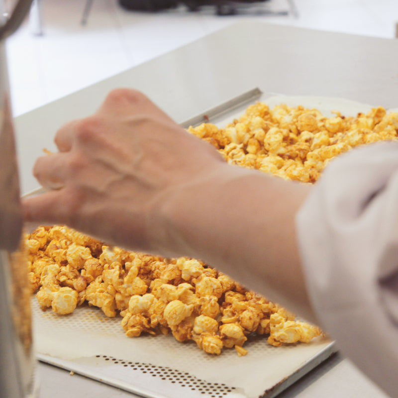 Popcorn auf Blech verteilen